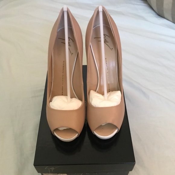 NEW Giuseppe Zanotti Beige and White Pump - Picture 2 of 7